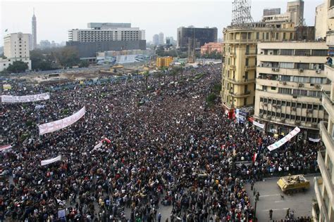 De 2011 Egyptische Revolutie: Een Kentering Punt in de Geschiedenis van een Natie